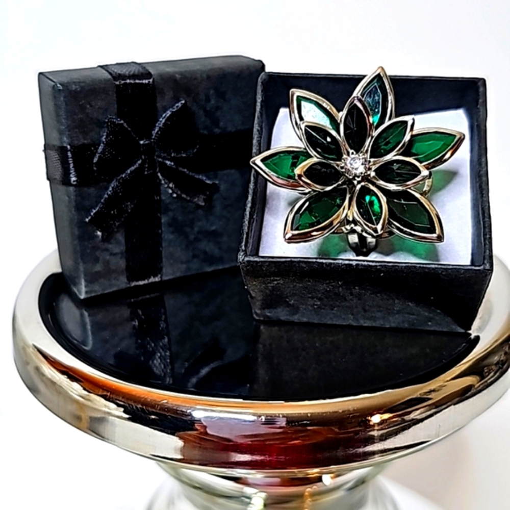 🍀Green Flowered Custom Ring with Silver Adjustable Band. Size: OS. NWOT.
